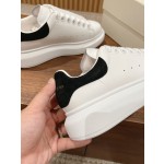 Serie di scarpe bianche McQueen