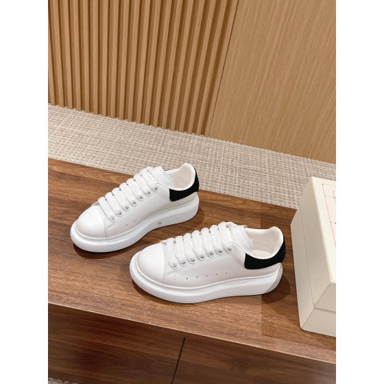 Serie di scarpe bianche McQueen