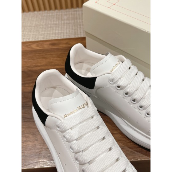 Serie di scarpe bianche McQueen