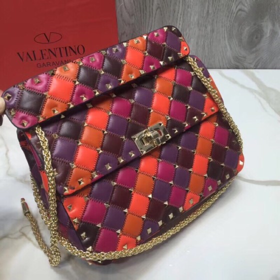 Valentino Fan Bingbing with the same handbag Model: V0122