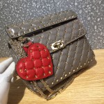 Valentino quilted embroidery Fine workmanship and micro-rivet inlay Model: 0122