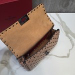 Valentino quilted embroidery Fine workmanship and micro-rivet inlay Model: 0122