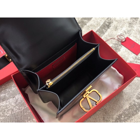 Valentino 19 new big V buckle retro shoulder bag model 0074S