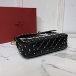 Valentino Fan Bingbing with the same handbag Model: V0122