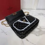 Valentino Fan Bingbing with the same handbag Model: V0122