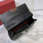 Valentino Fan Bingbing with the same handbag Model: V0122