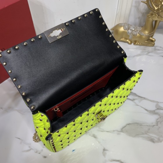 Valentino Fan Bingbing with the same handbag Model: V0122