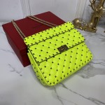 Valentino Fan Bingbing with the same handbag Model: V0122