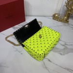 Valentino Fan Bingbing with the same handbag Model: V0122