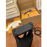 Louis Vuitton  M63913