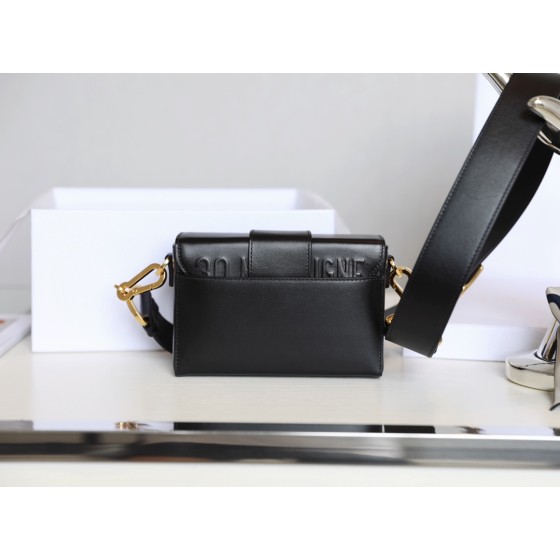 Montaigne 𝙢𝙞𝙣𝙞 box bag