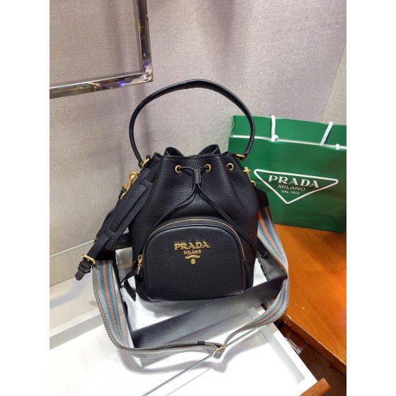 Prada's popular bucket bag 👏🏻👏🏻 1BE030