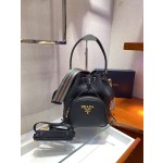 Prada's popular bucket bag 👏🏻👏🏻 1BE030