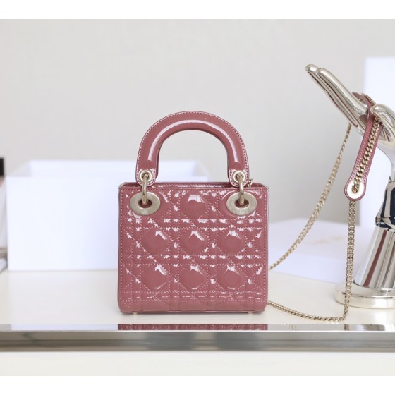 𝙇𝙖𝙙𝙮 𝘿𝙞𝙤* hibiscus powder Patent leather cow leather mini handbag