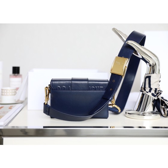 Montaigne navy blue 𝙢𝙞𝙣𝙞 box bag