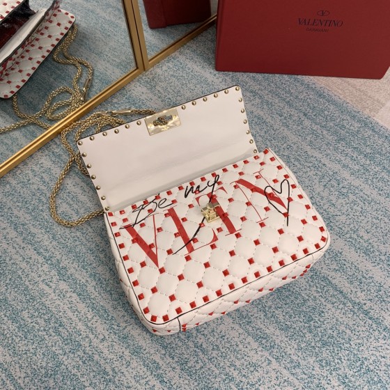 Valentino Fan Bingbing with the same handbag Model: V0122