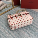 Valentino Fan Bingbing with the same handbag Model: V0122