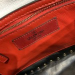 Valentino Fan Bingbing with the same handbag Model: V0122