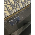 Montaigne Collection Chain Terms