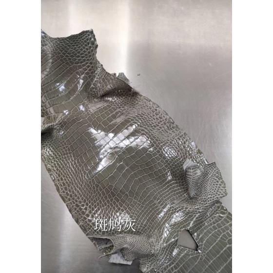 Hermès makes exclusive leather glossy American alligator: gray line