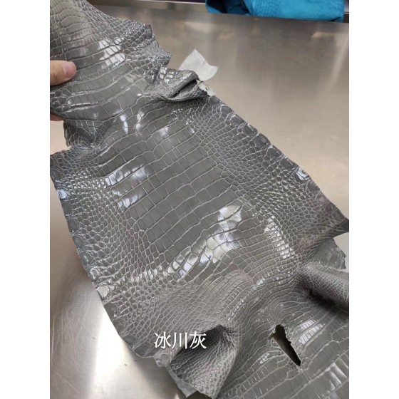 Hermès makes exclusive leather glossy American alligator: gray line