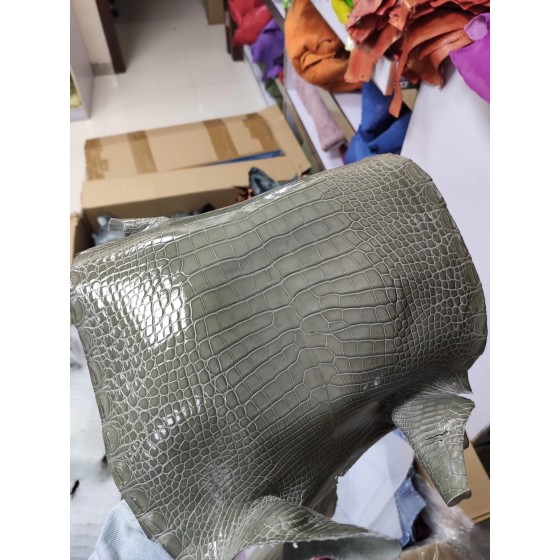 Hermès makes exclusive leather glossy American alligator: Turtle gray