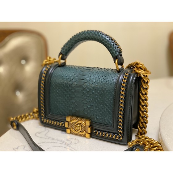 𝗖𝗵𝗮𝗻𝗲𝗹𝗟𝗲𝗯𝗼𝘆 Imported python skin with the latest heavy metal handle bag in lambskin
