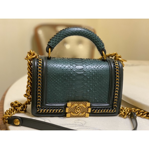 𝗖𝗵𝗮𝗻𝗲𝗹𝗟𝗲𝗯𝗼𝘆 Imported python skin with the latest heavy metal handle bag in lambskin