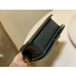 𝗖𝗵𝗮𝗻𝗲𝗹𝗟𝗲𝗯𝗼𝘆 Imported python skin with the latest heavy metal handle bag in lambskin