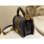 𝗖𝗵𝗮𝗻𝗲𝗹𝗟𝗲𝗯𝗼𝘆 Imported python skin with the latest heavy metal handle bag in lambskin