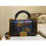 𝗖𝗵𝗮𝗻𝗲𝗹𝗟𝗲𝗯𝗼𝘆 Imported python skin with the latest heavy metal handle bag in lambskin