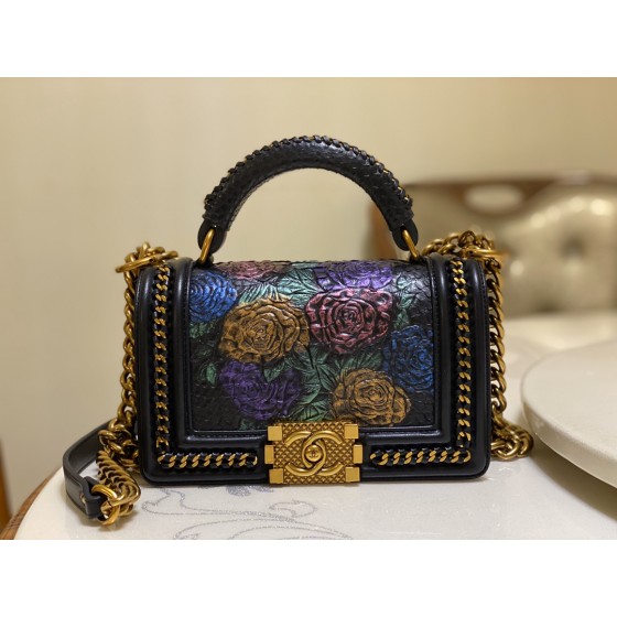 𝗖𝗵𝗮𝗻𝗲𝗹𝗟𝗲𝗯𝗼𝘆 Imported python skin with the latest heavy metal handle bag in lambskin