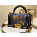 𝗖𝗵𝗮𝗻𝗲𝗹𝗟𝗲𝗯𝗼𝘆 Imported python skin with the latest heavy metal handle bag in lambskin