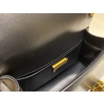 𝗖𝗵𝗮𝗻𝗲𝗹𝗟𝗲𝗯𝗼𝘆 Imported python skin with the latest heavy metal handle bag in lambskin