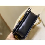 𝗖𝗵𝗮𝗻𝗲𝗹𝗟𝗲𝗯𝗼𝘆 Imported python skin with the latest heavy metal handle bag in lambskin