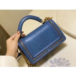 𝗖𝗵𝗮𝗻𝗲𝗹𝗟𝗲𝗯𝗼𝘆 Imported python skin with the latest heavy metal handle bag in lambskin