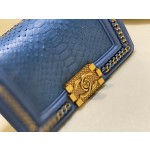 𝗖𝗵𝗮𝗻𝗲𝗹𝗟𝗲𝗯𝗼𝘆 Imported python skin with the latest heavy metal handle bag in lambskin