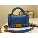 𝗖𝗵𝗮𝗻𝗲𝗹𝗟𝗲𝗯𝗼𝘆 Imported python skin with the latest heavy metal handle bag in lambskin