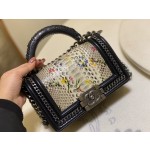 𝗖𝗵𝗮𝗻𝗲𝗹𝗟𝗲𝗯𝗼𝘆 Imported python skin with the latest heavy metal handle bag in lambskin