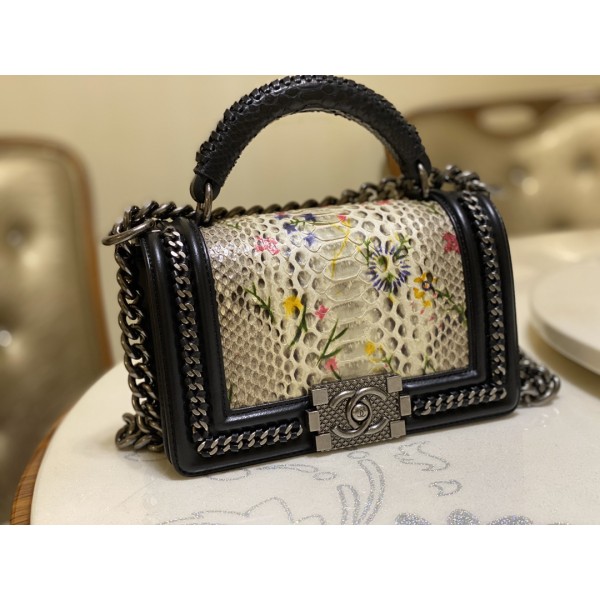 𝗖𝗵𝗮𝗻𝗲𝗹𝗟𝗲𝗯𝗼𝘆 Imported python skin with the latest heavy metal handle bag in lambskin