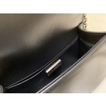 𝗖𝗵𝗮𝗻𝗲𝗹𝗟𝗲𝗯𝗼𝘆 Imported python skin with the latest heavy metal handle bag in lambskin