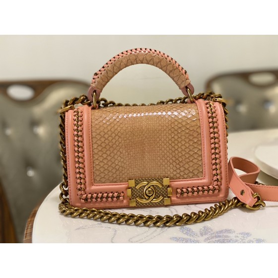 𝗖𝗵𝗮𝗻𝗲𝗹𝗟𝗲𝗯𝗼𝘆 Imported python skin with the latest heavy metal handle bag in lambskin