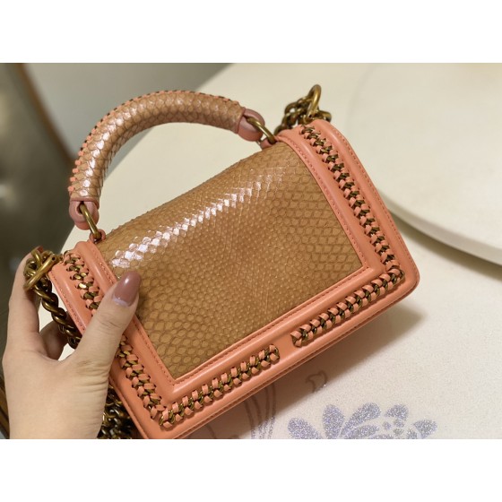 𝗖𝗵𝗮𝗻𝗲𝗹𝗟𝗲𝗯𝗼𝘆 Imported python skin with the latest heavy metal handle bag in lambskin