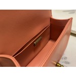 𝗖𝗵𝗮𝗻𝗲𝗹𝗟𝗲𝗯𝗼𝘆 Imported python skin with the latest heavy metal handle bag in lambskin