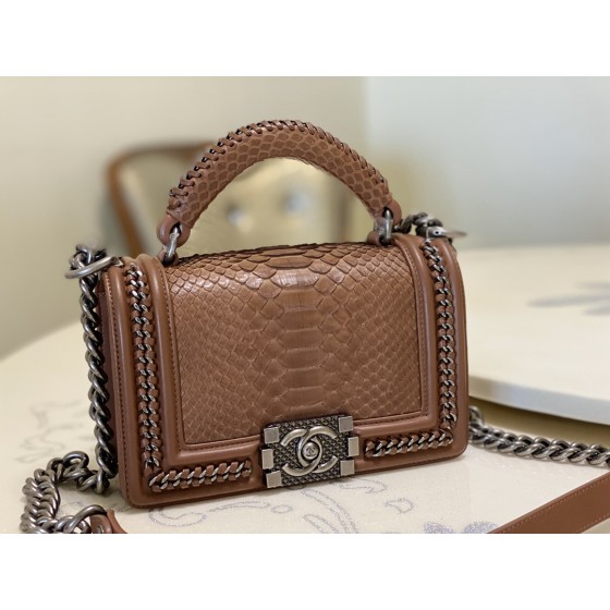 𝗖𝗵𝗮𝗻𝗲𝗹𝗟𝗲𝗯𝗼𝘆 Imported python skin with the latest heavy metal handle bag in lambskin