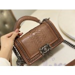 𝗖𝗵𝗮𝗻𝗲𝗹𝗟𝗲𝗯𝗼𝘆 Imported python skin with the latest heavy metal handle bag in lambskin