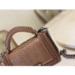 𝗖𝗵𝗮𝗻𝗲𝗹𝗟𝗲𝗯𝗼𝘆 Imported python skin with the latest heavy metal handle bag in lambskin