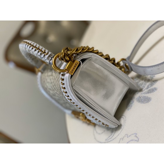 𝗖𝗵𝗮𝗻𝗲𝗹𝗟𝗲𝗯𝗼𝘆 Imported python skin with the latest heavy metal handle bag in lambskin