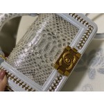 𝗖𝗵𝗮𝗻𝗲𝗹𝗟𝗲𝗯𝗼𝘆 Imported python skin with the latest heavy metal handle bag in lambskin