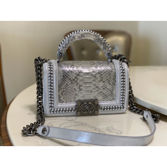 𝗖𝗵𝗮𝗻𝗲𝗹𝗟𝗲𝗯𝗼𝘆 Imported python skin with the latest heavy metal handle bag in lambskin
